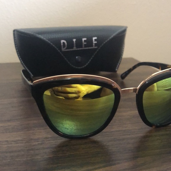 Diff Sunglasses with Case - Picture 2 of 4